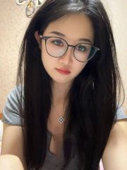 反差眼镜妹三房公寓